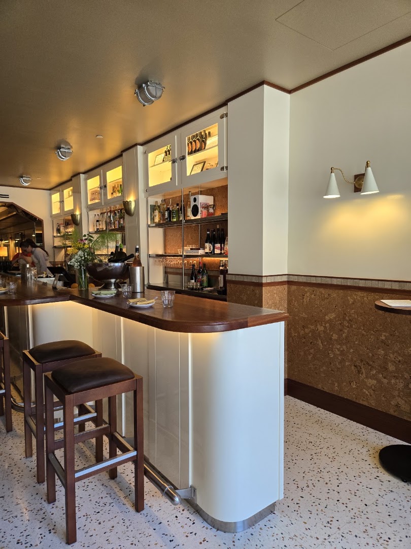 N.L. Ginzburg: high quality interior restaurant shot