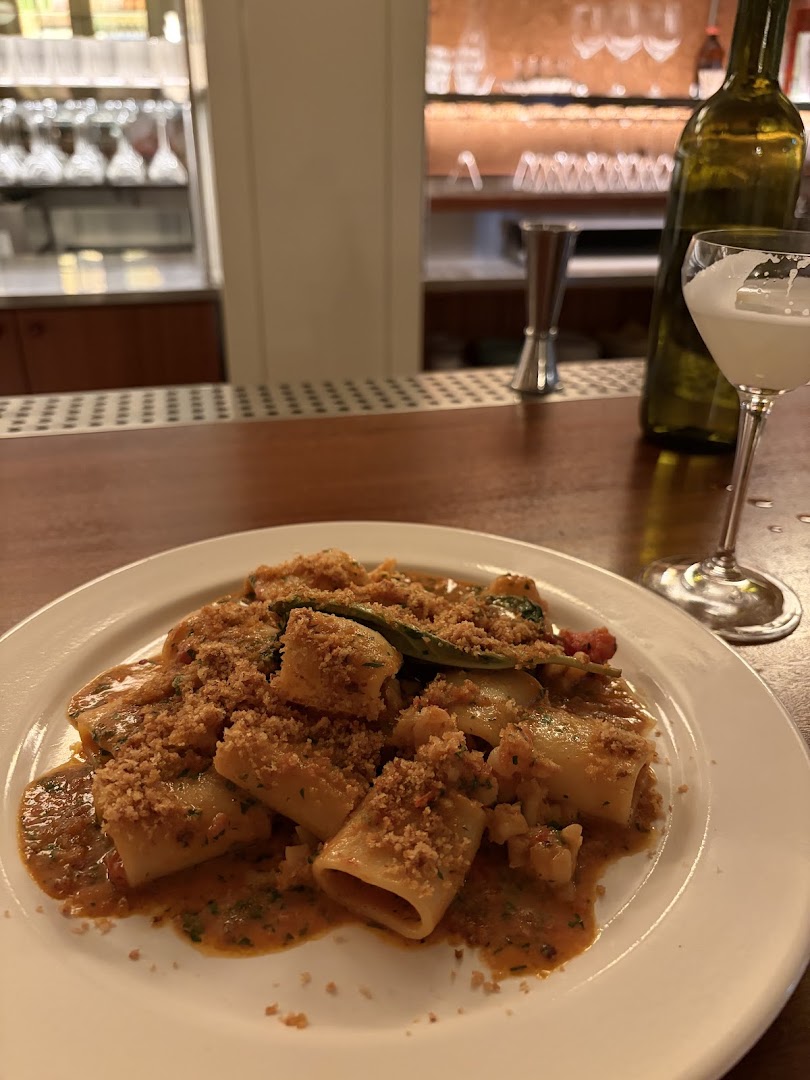 N.L. Ginzburg: appetizing food photo at bar