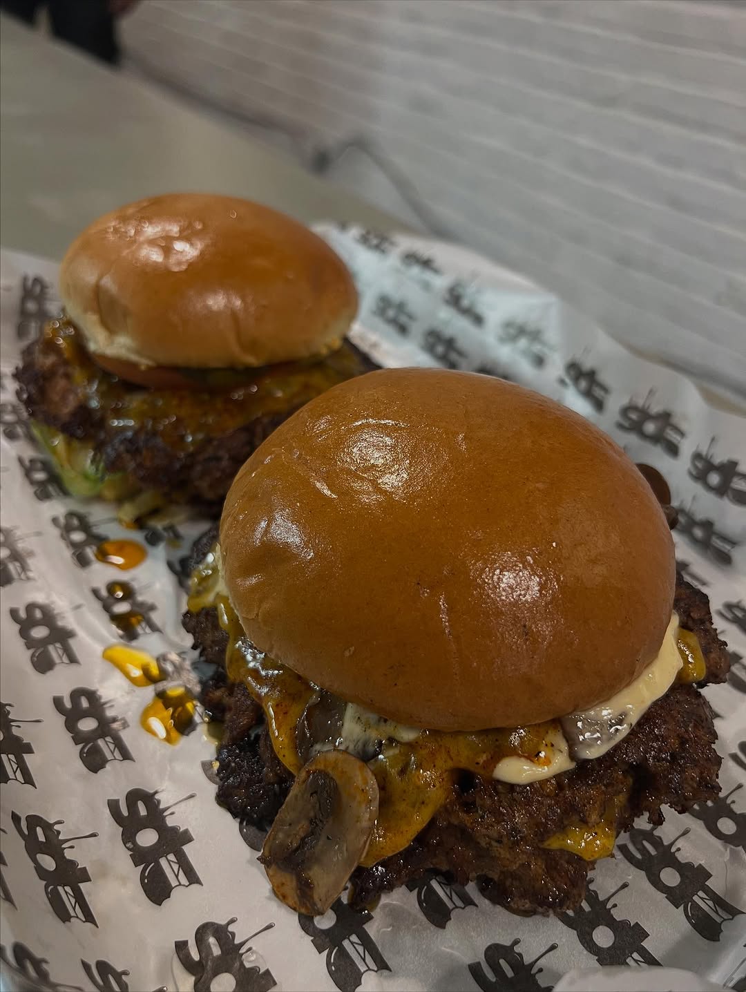 Ops Burger & Bar: appetizing, high-quality food photography