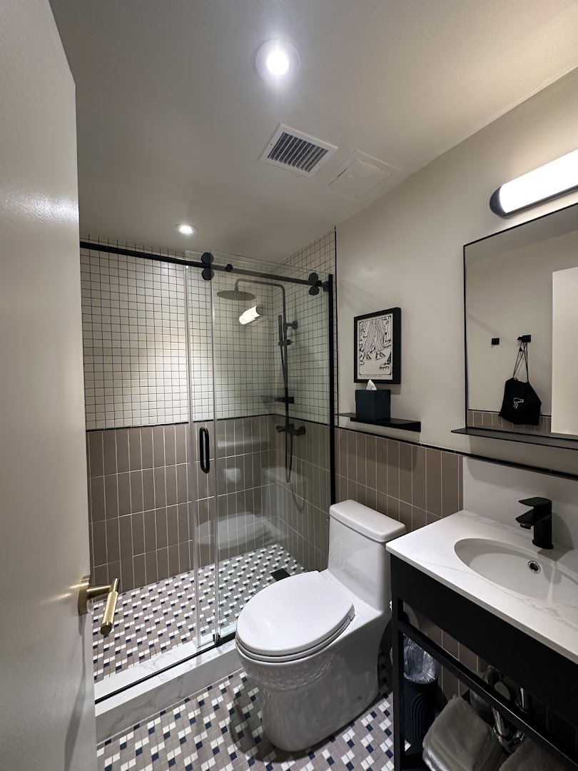Union Hotel: clean and professional hotel bathroom
