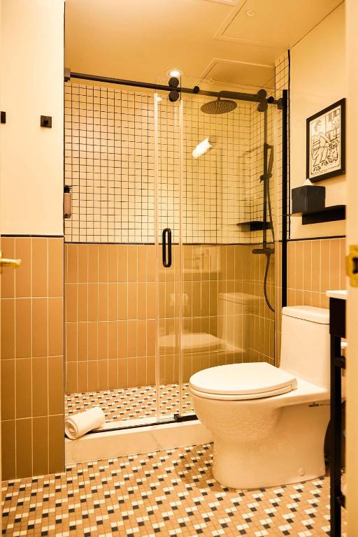 Union Hotel: clean, professional hotel bathroom photo