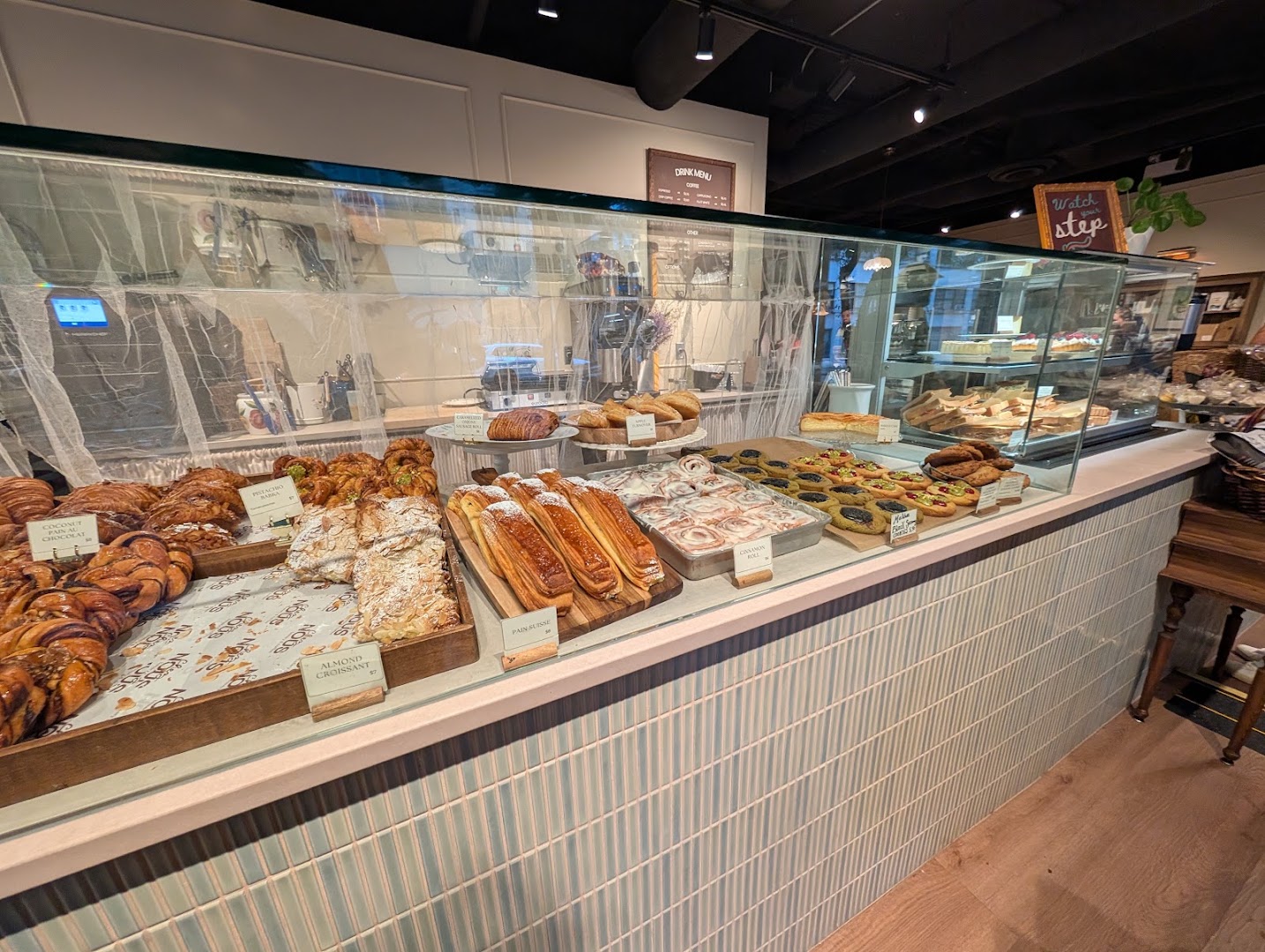 Chez nous Bakery & Coffee: appetizing display of fresh pastries