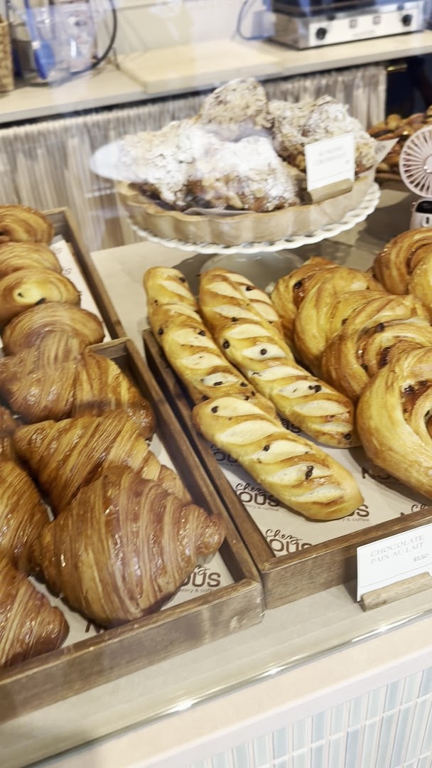 Chez nous Bakery & Coffee: appetizing display of fresh pastries