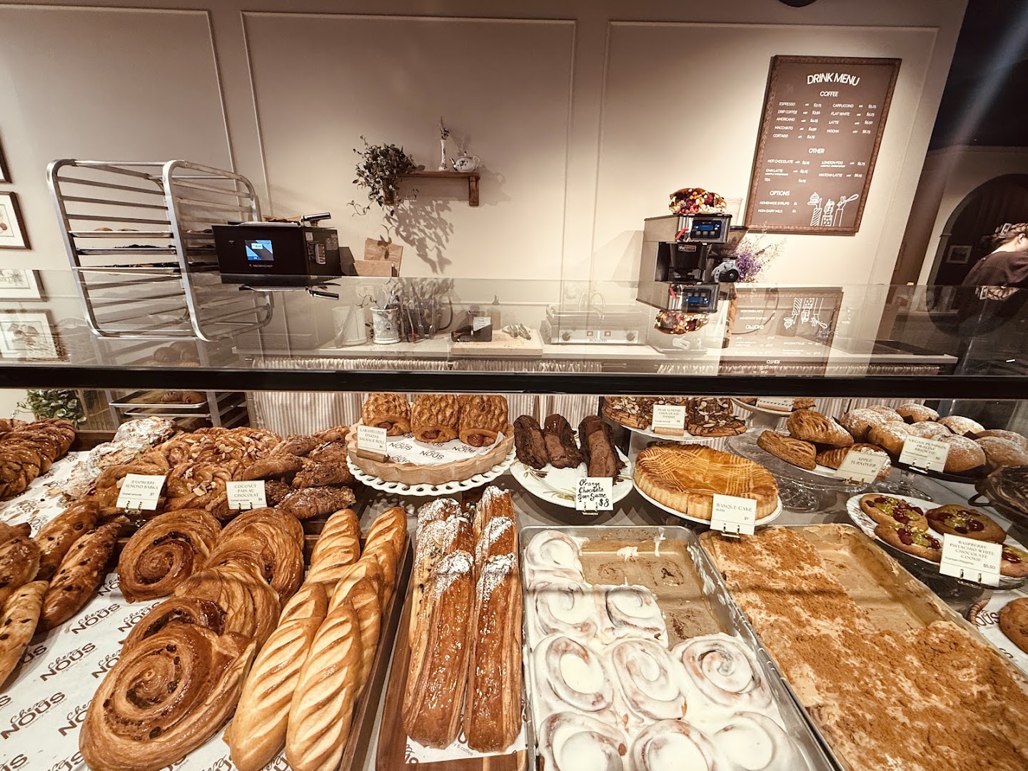 Chez nous Bakery & Coffee: appetizing display of fresh pastries
