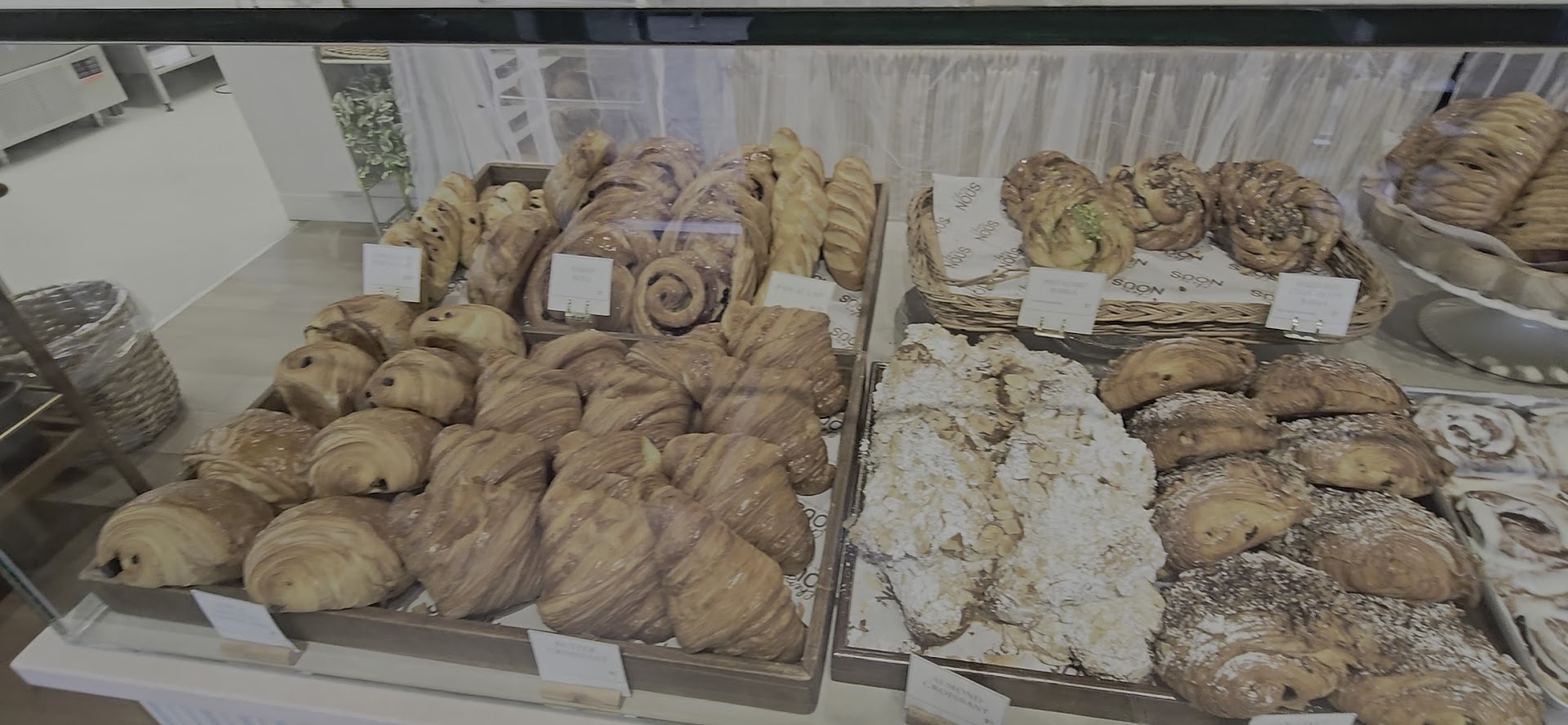 Chez nous Bakery & Coffee: appetizing display of fresh pastries