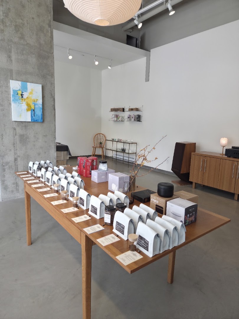 Hiyori Coffee: clear display of retail products