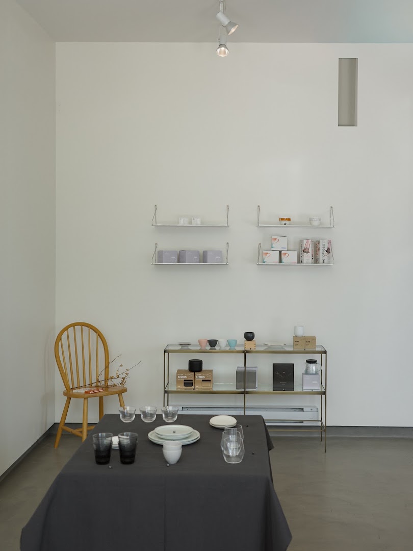 Hiyori Coffee: clean and professional interior shot