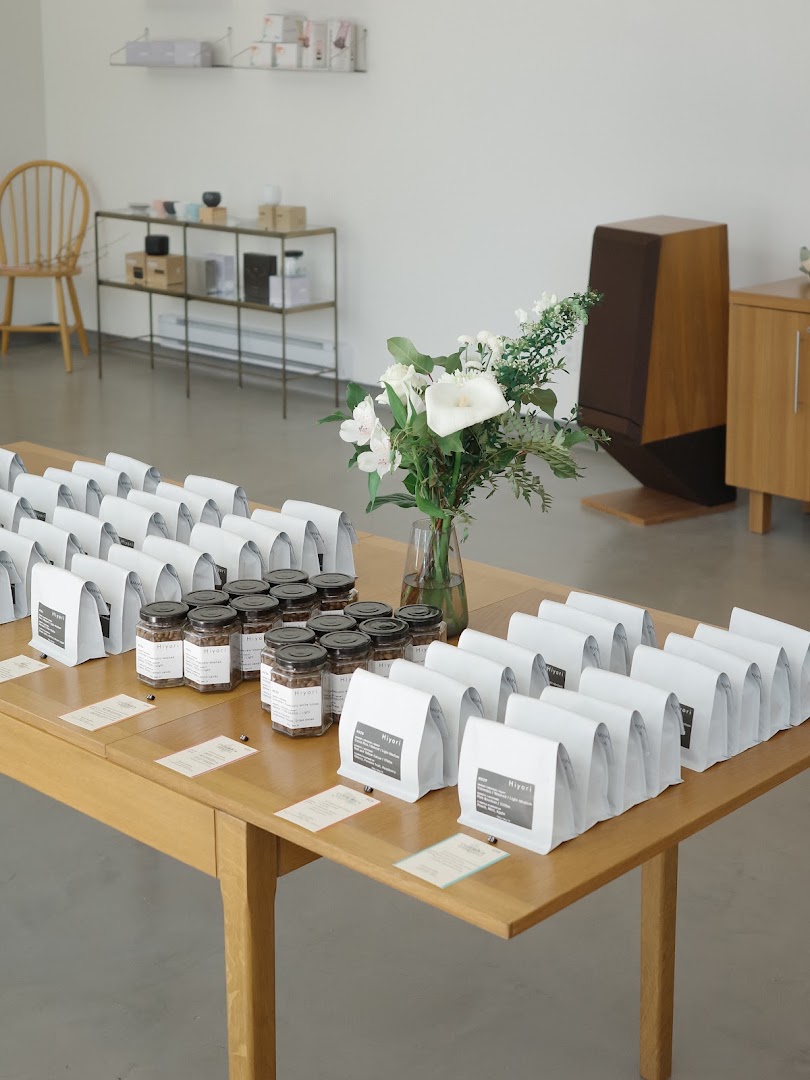 Hiyori Coffee: clean professional product display photo