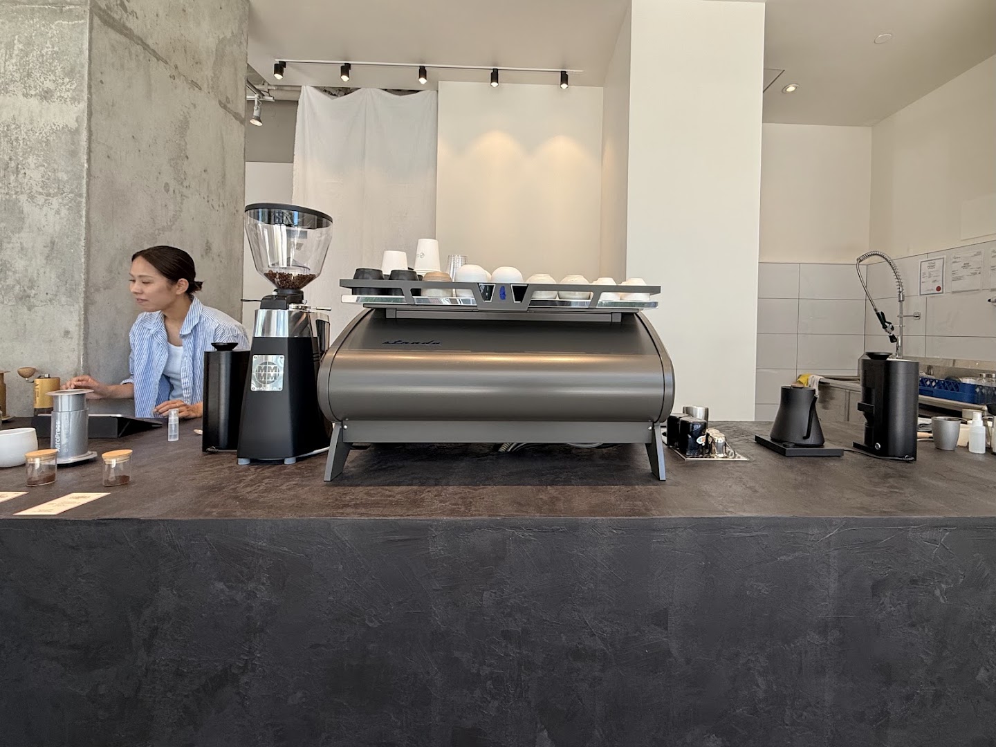 Hiyori Coffee: professional shot of coffee bar