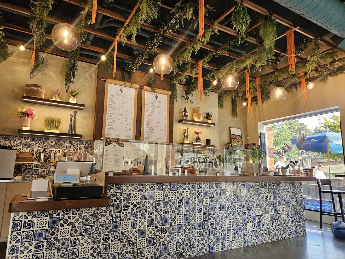 Loreto Brunch and Dinner: attractive interior and inviting atmosphere