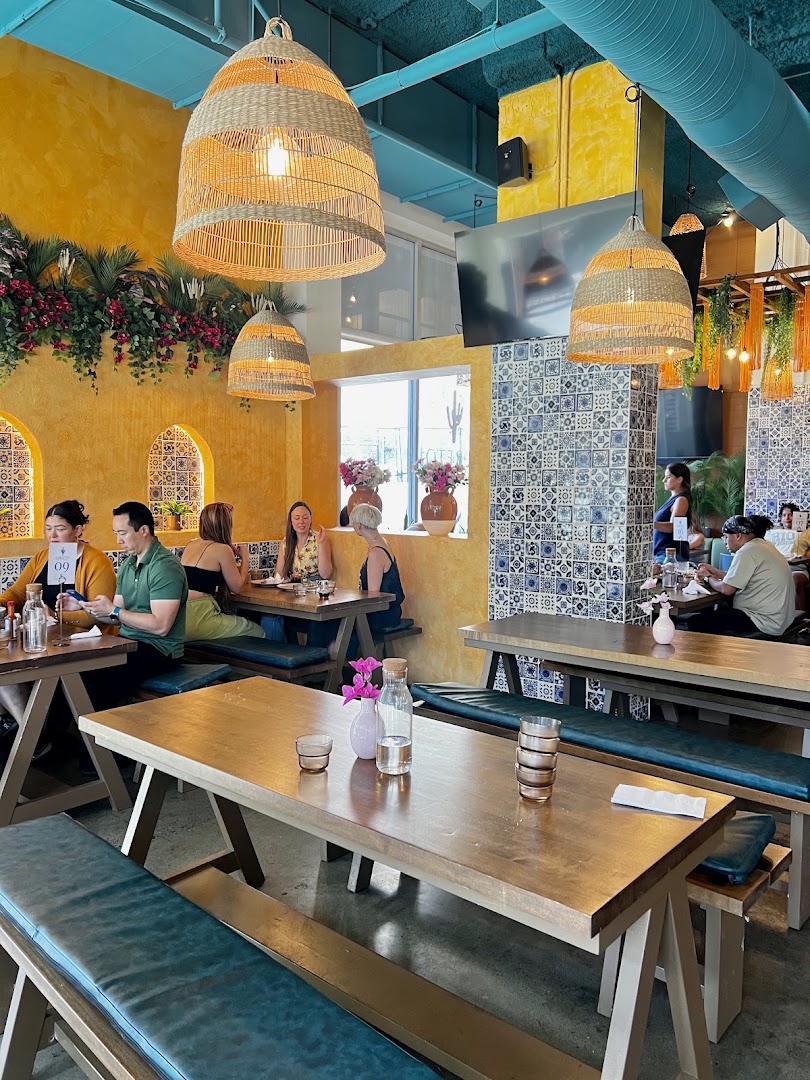 Loreto Brunch and Dinner: inviting atmosphere and clear interior