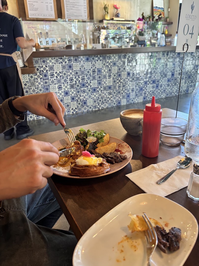 Loreto Brunch and Dinner: appetizing food and venue atmosphere