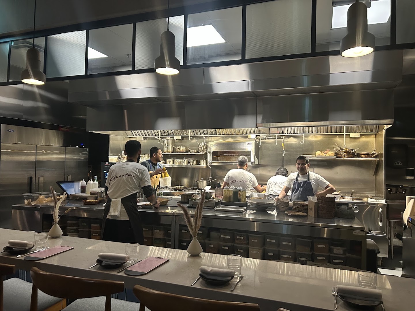 Restaurant Kavita: professional shot of restaurant kitchen