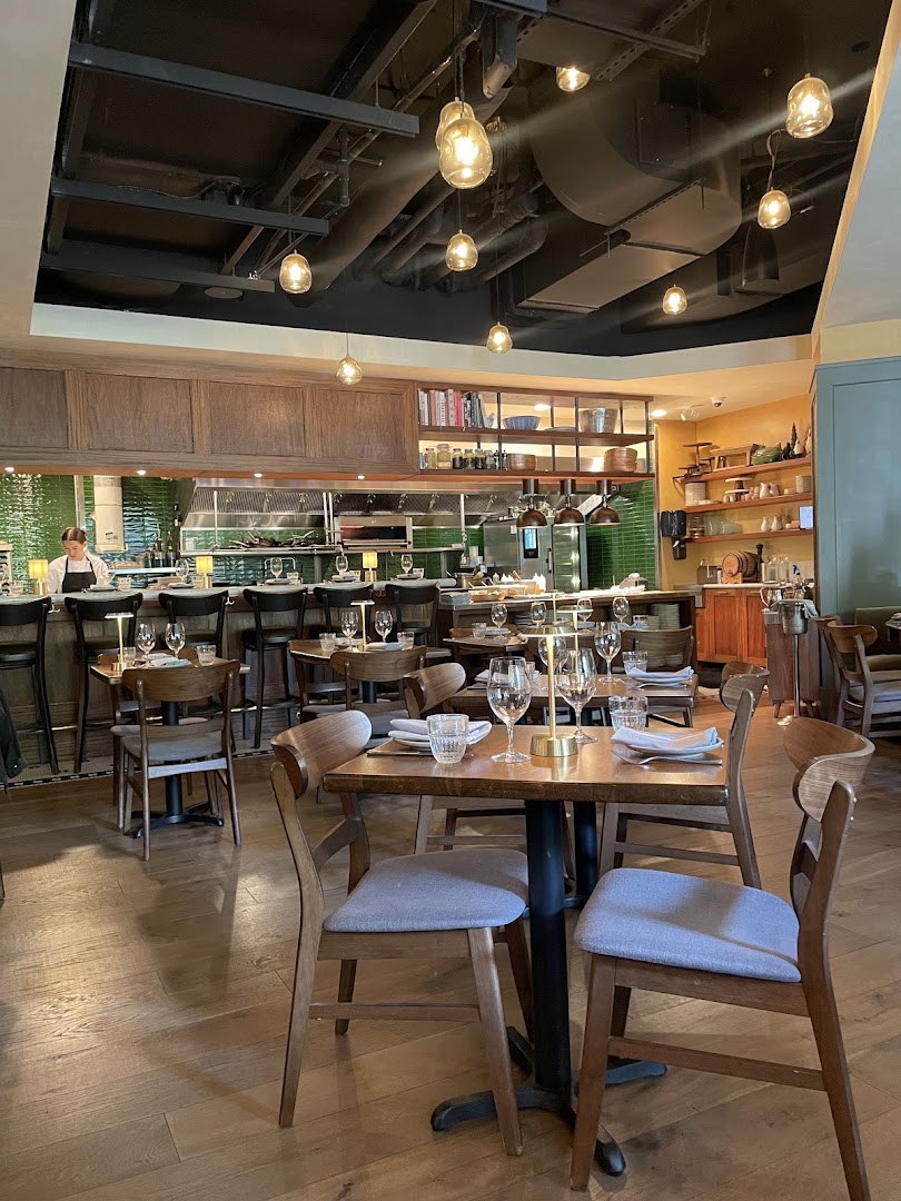 Lorette Brasserie: inviting and professional interior shot