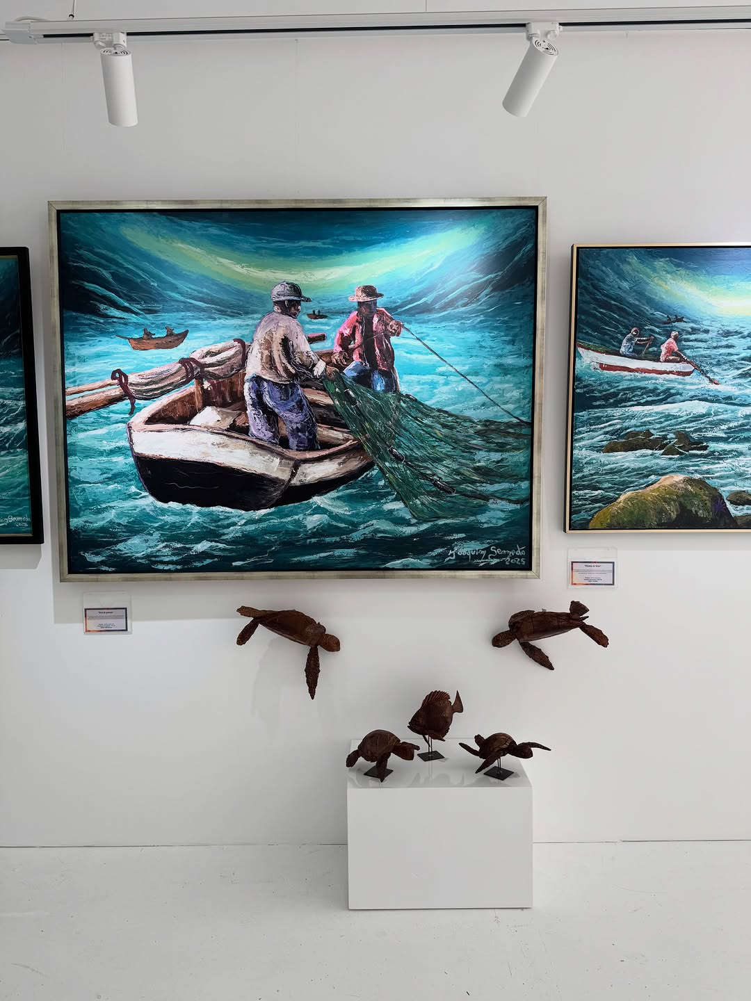 Viagens nas Tintas: clear display of gallery artwork