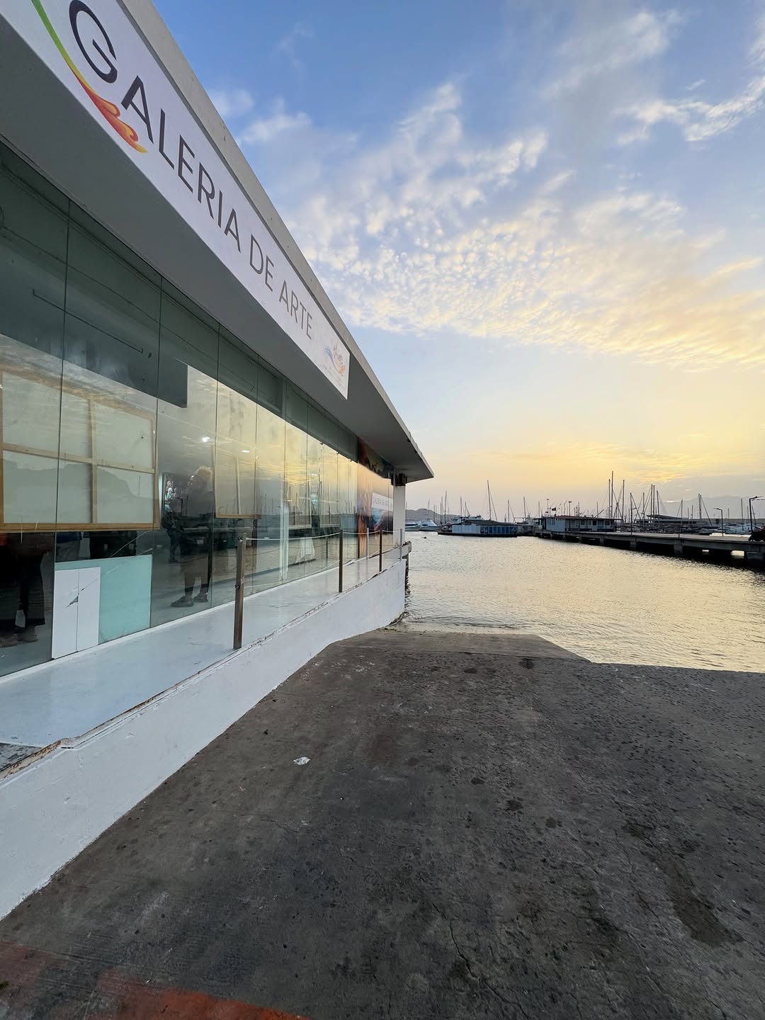 Viagens nas Tintas: attractive exterior view of gallery