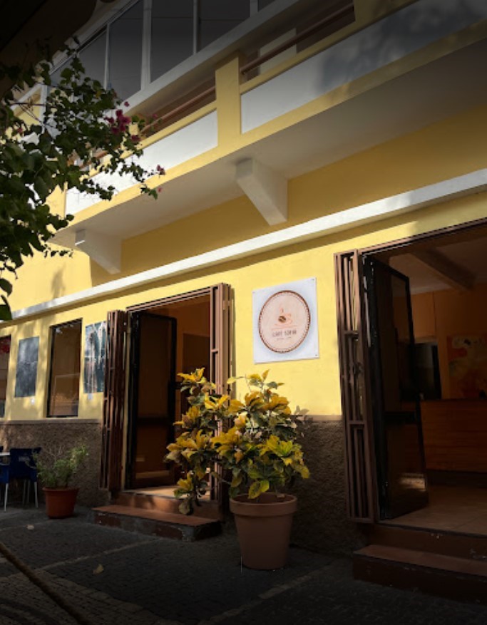 Café Sofia: clear, inviting exterior shot