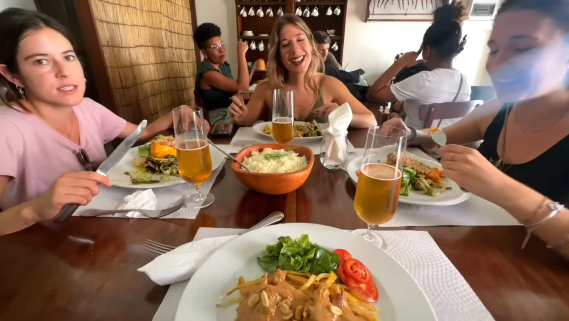 Kaza Katxupa: happy customers enjoying food