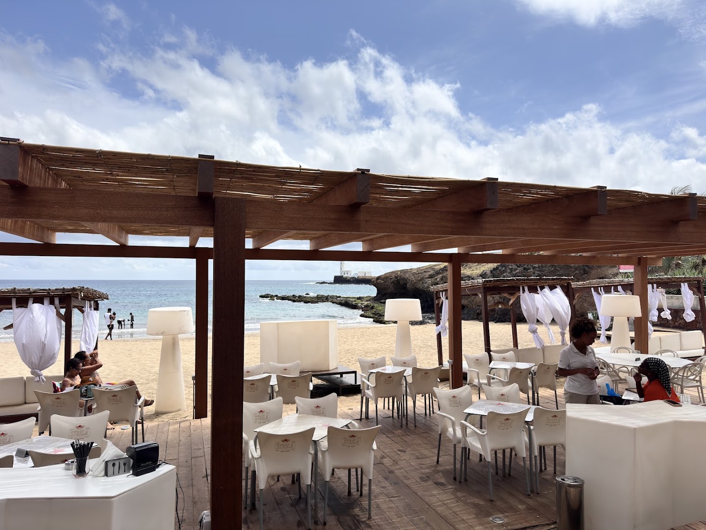 Linha d'Água: attractive view of restaurant terrace