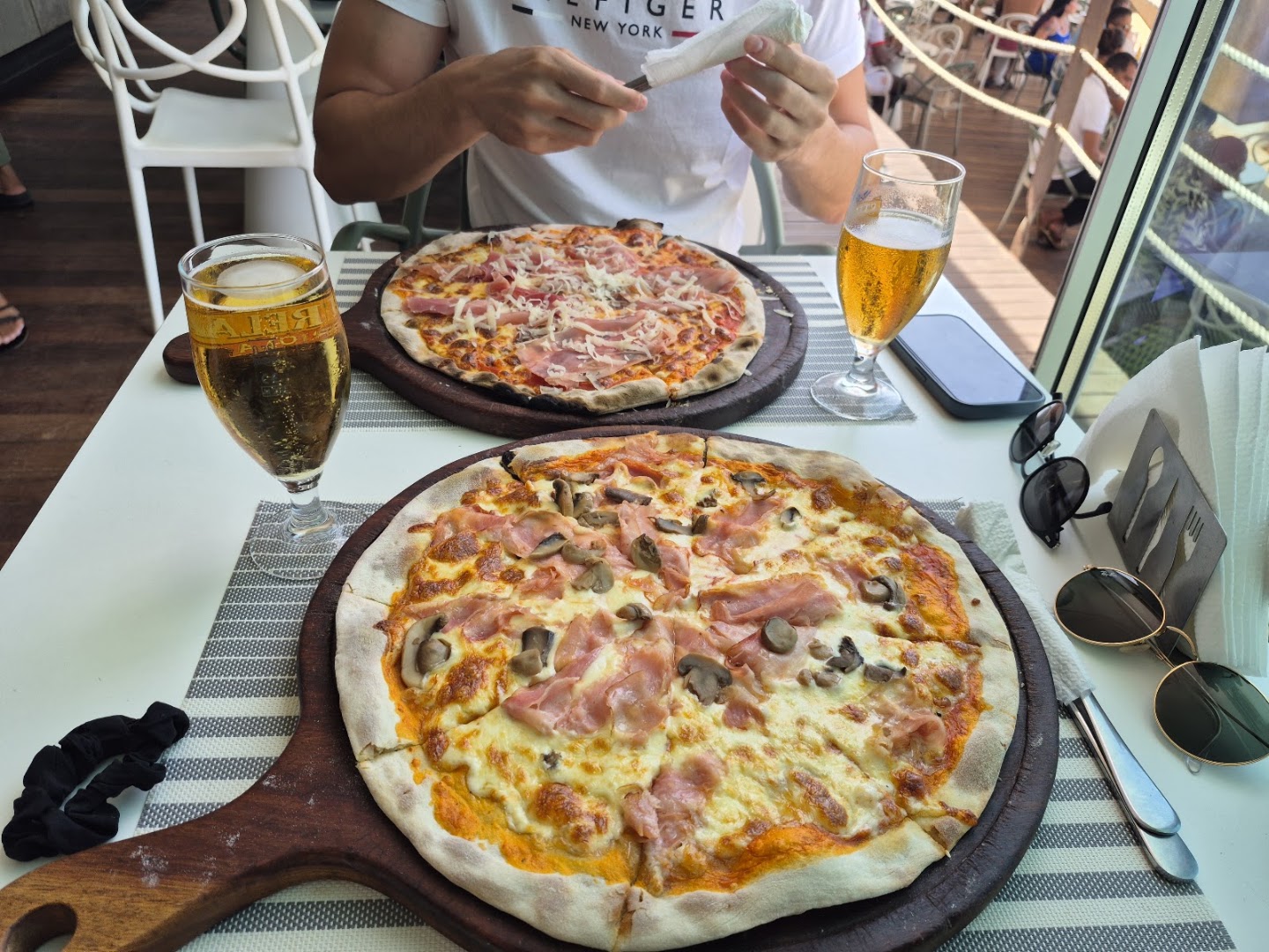 Linha d'Água: appetizing food and drink presentation