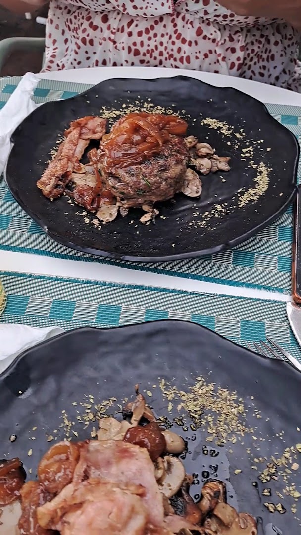 Linha d'Água: appetizing food presentation