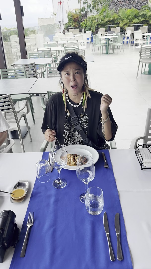 O Poeta Lounge & Food: customer enjoying the venue