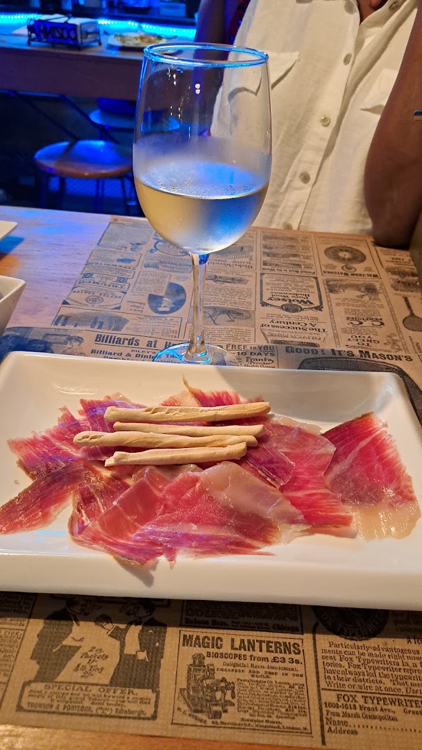 Secreto Ibérico: appetizing food and drink presentation