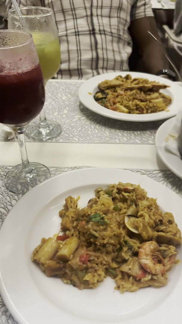 Seven Beach Club: appetizing food and drink presentation