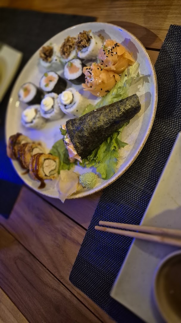 Titi Sushi Lounge: appetizing photo of sushi platter