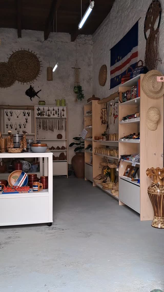 CreaJade: clear shop interior and products