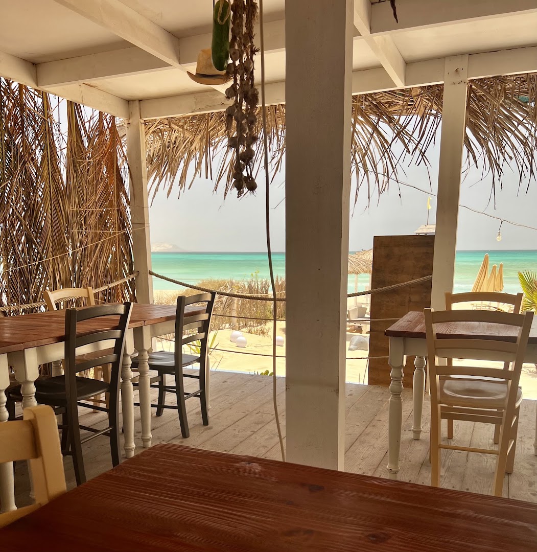Agua Beach Restaurant: inviting atmosphere with beach view