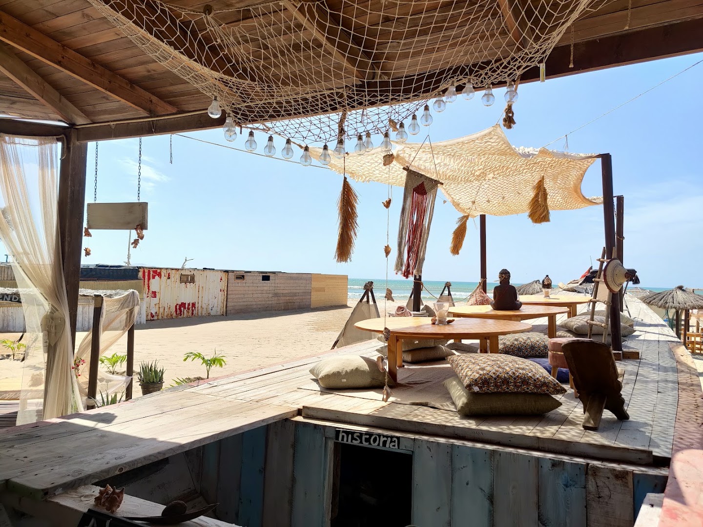 Agua Beach Restaurant: attractive beach restaurant atmosphere