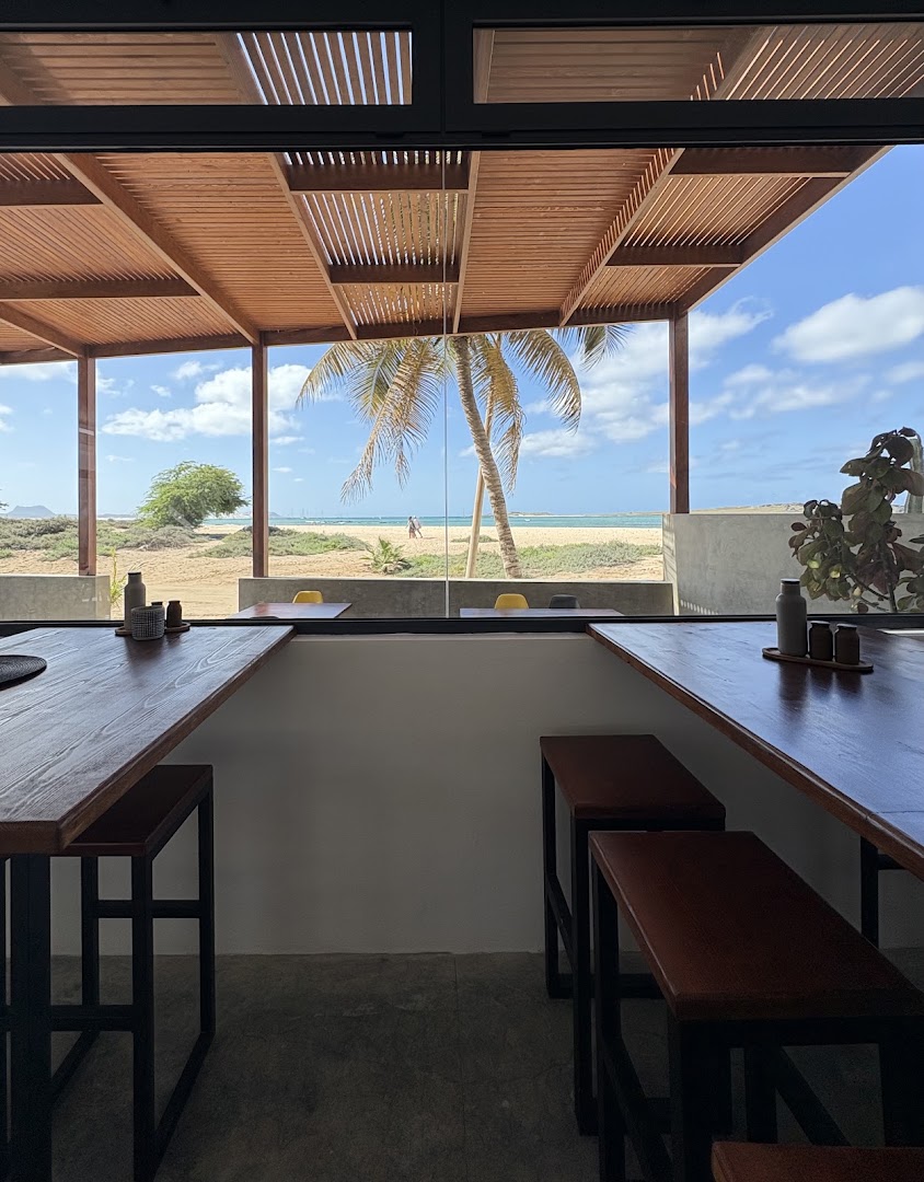 Mornas Cafe e Restaurant: beautiful atmosphere and scenic view