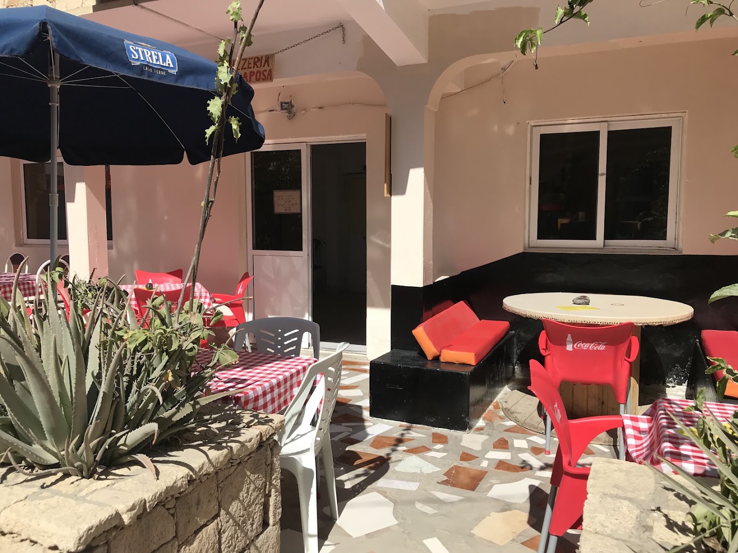 O Gato & A Raposa: clear photo of restaurant terrace