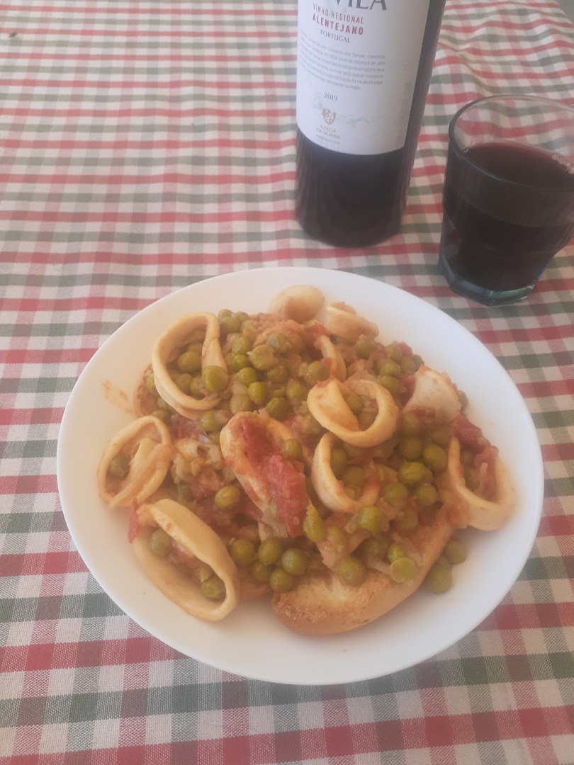 O Gato & A Raposa: appetizing food and drink presentation