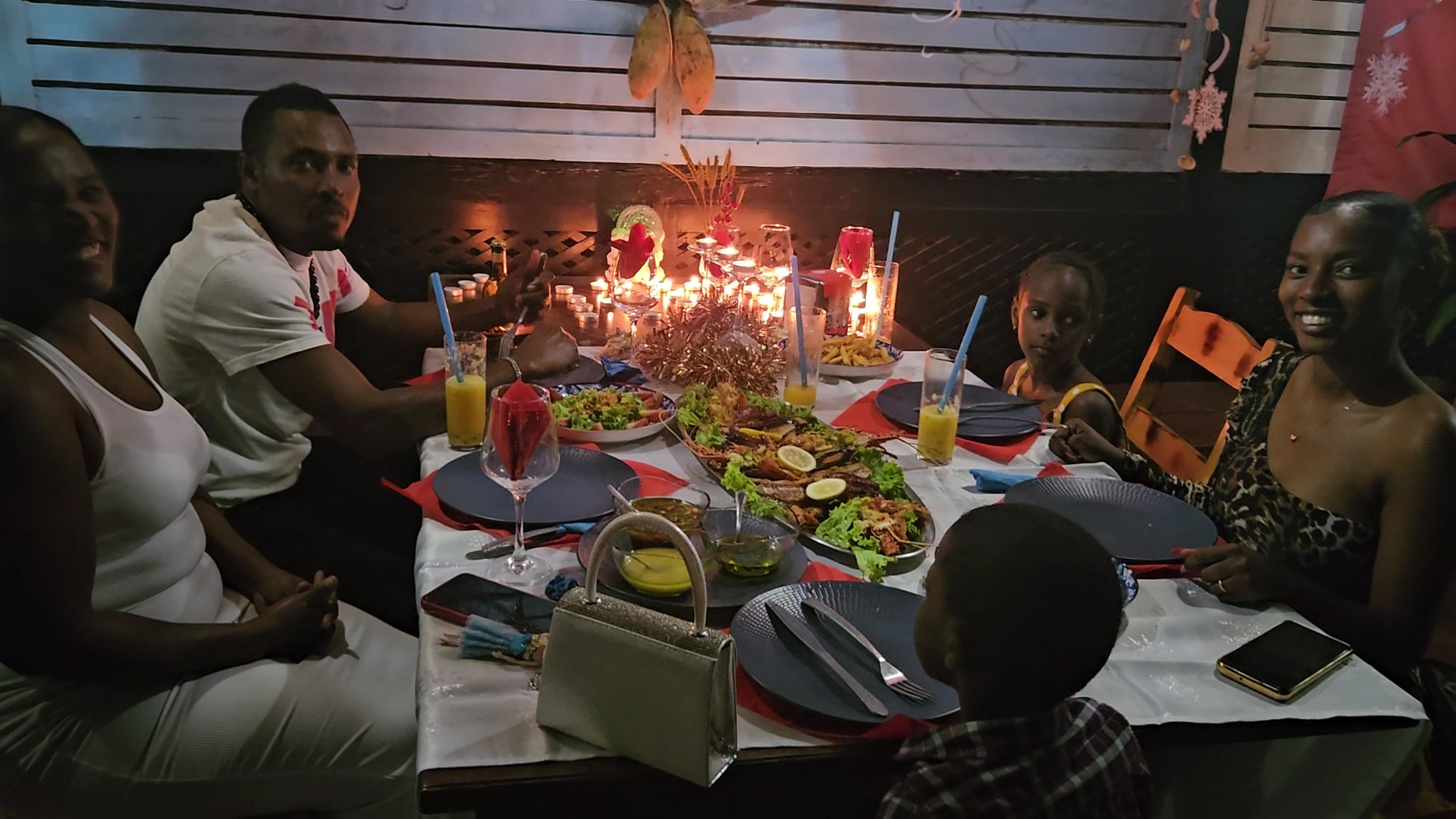 Restaurante Mar Azul: guests enjoying the meal