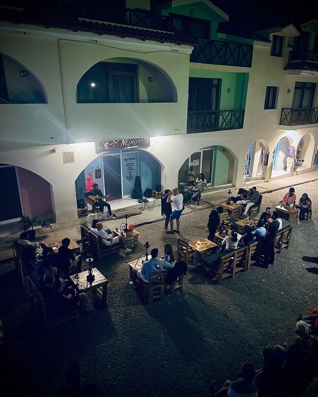 Neshisha - Manas Badias: venue atmosphere and activity