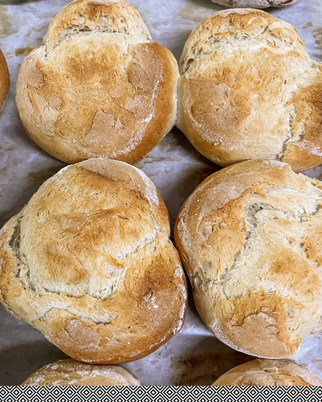 Pão Quente Santa Maria: appetizing photo of fresh bread