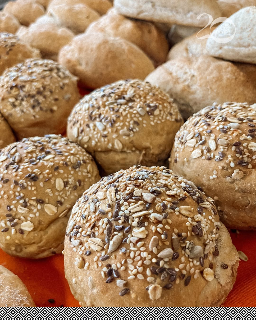 Pão Quente Santa Maria: appetizing photo of fresh bread