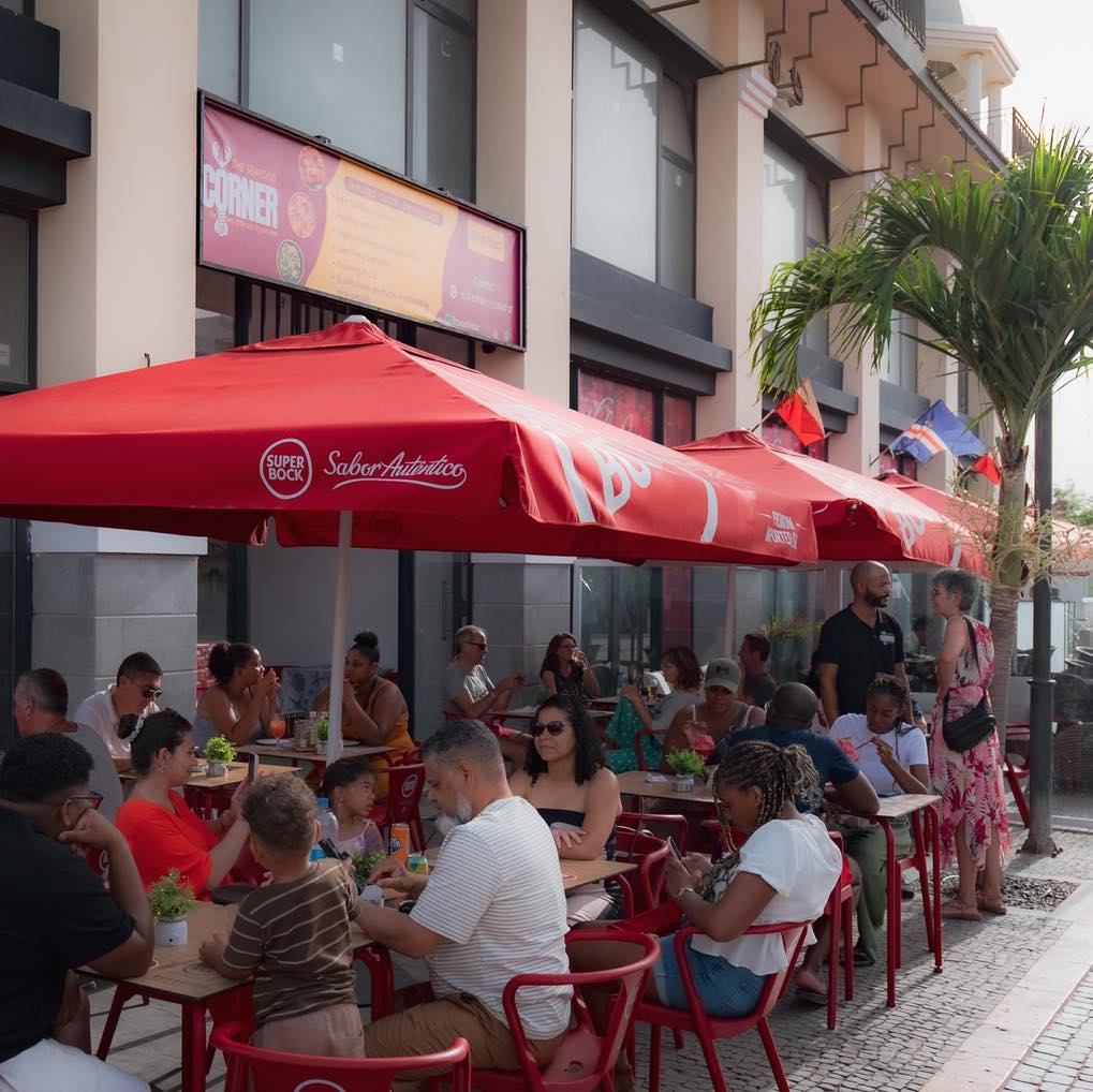 Seafood Corner: lively restaurant atmosphere