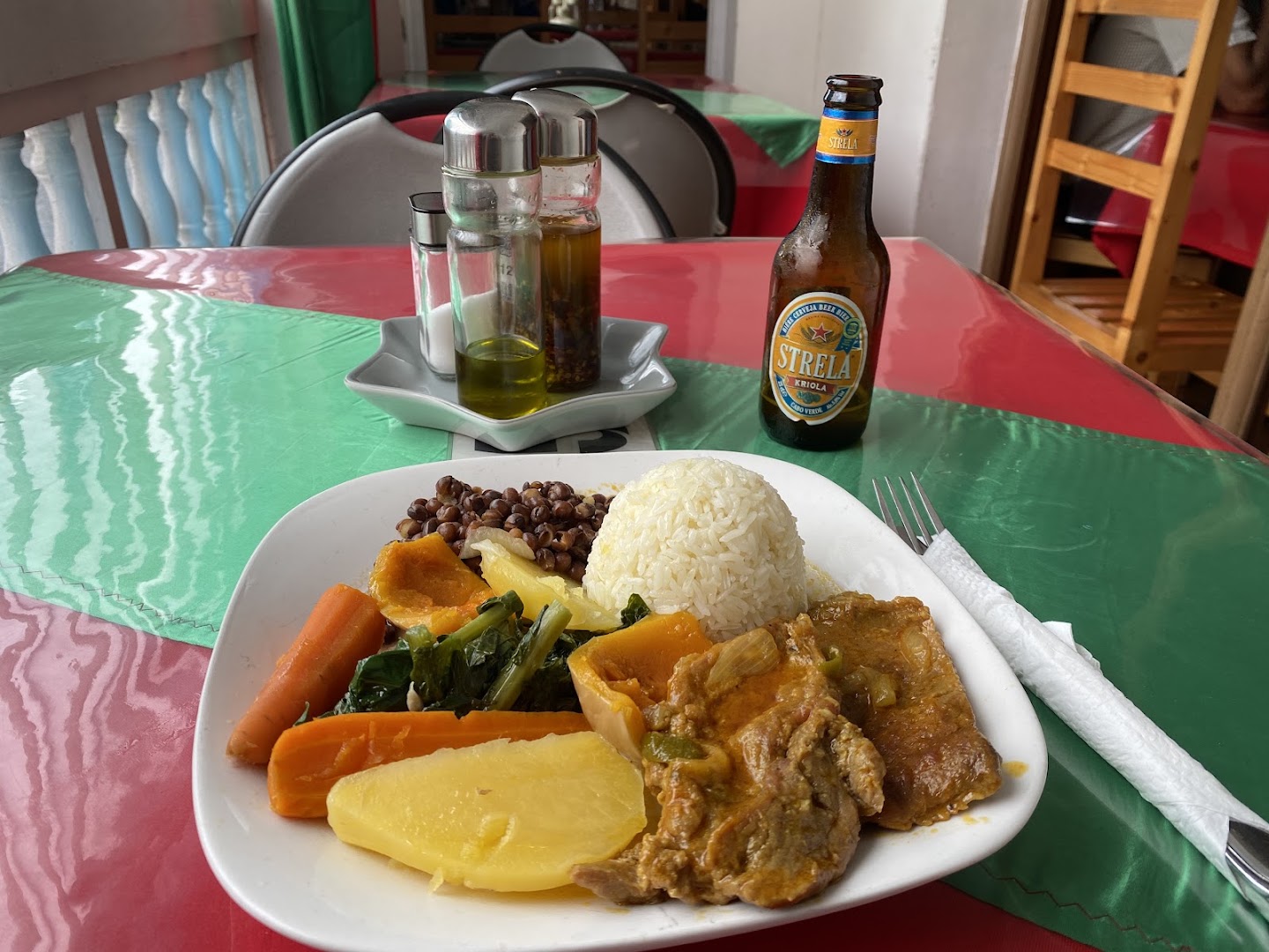 Bar Restaurant Mãe: appetizing food and drink photo