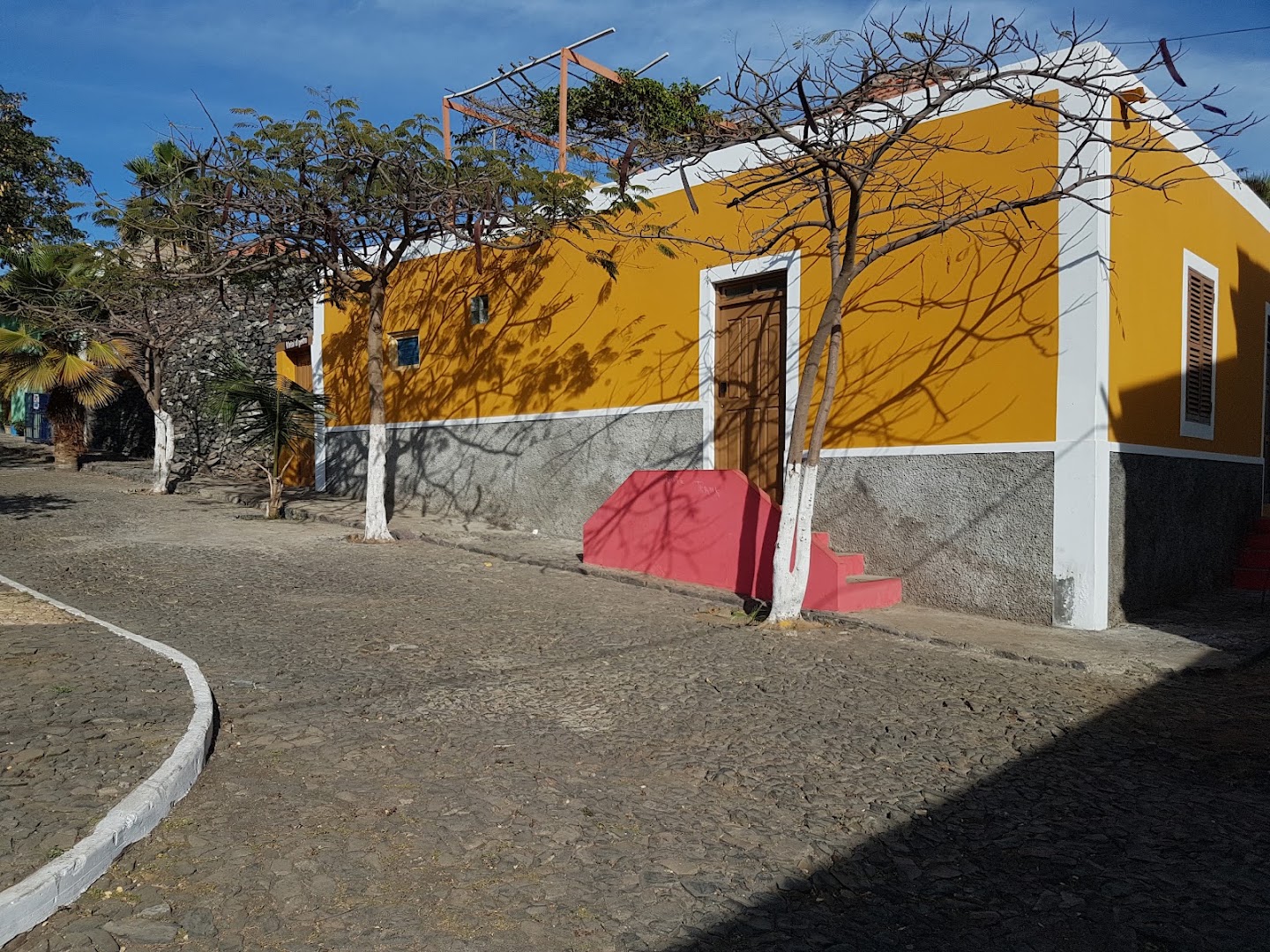 Bar Restaurant Mãe: clear exterior shot of venue
