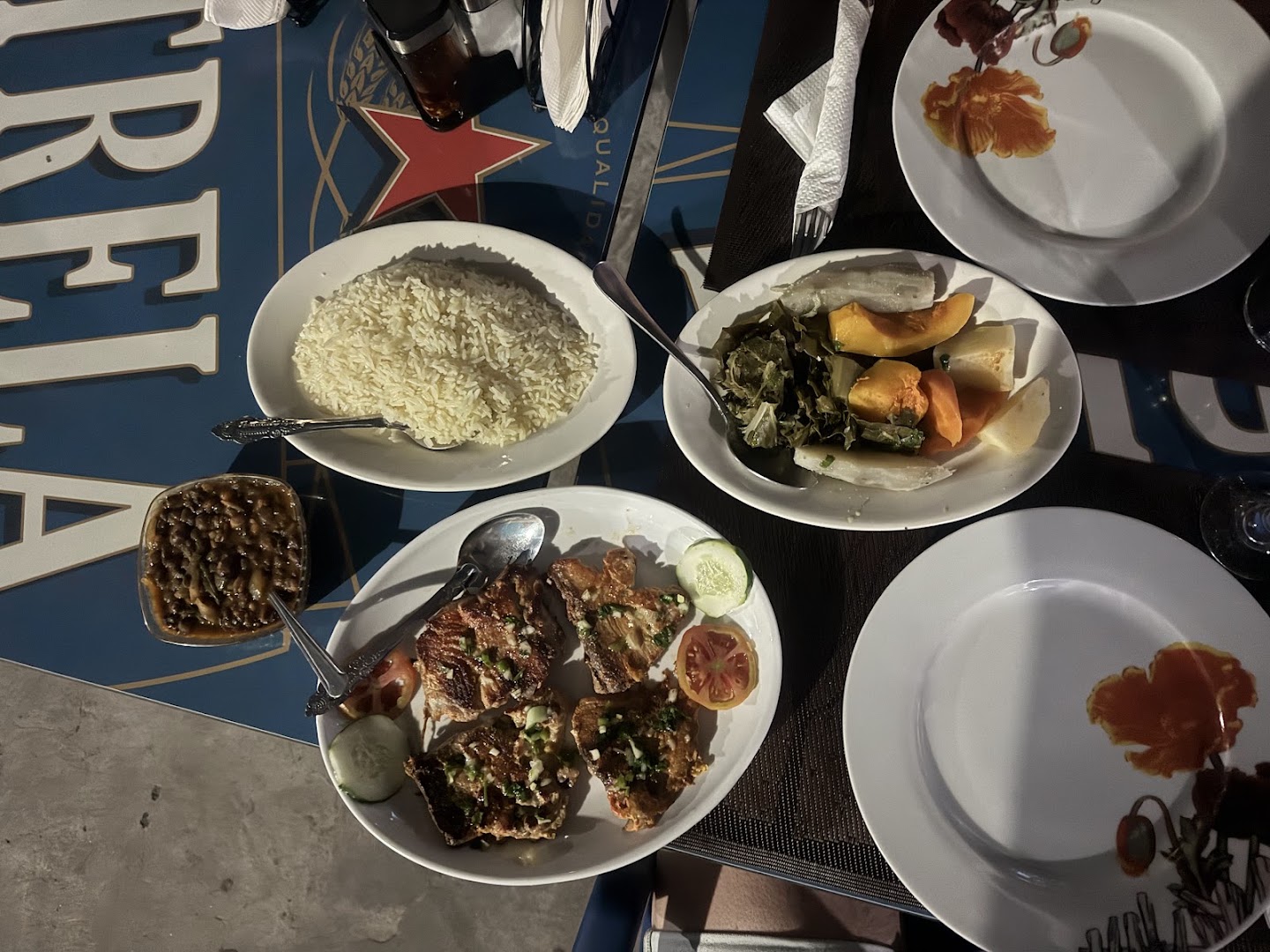 Espaço 24: clear photo of restaurant food