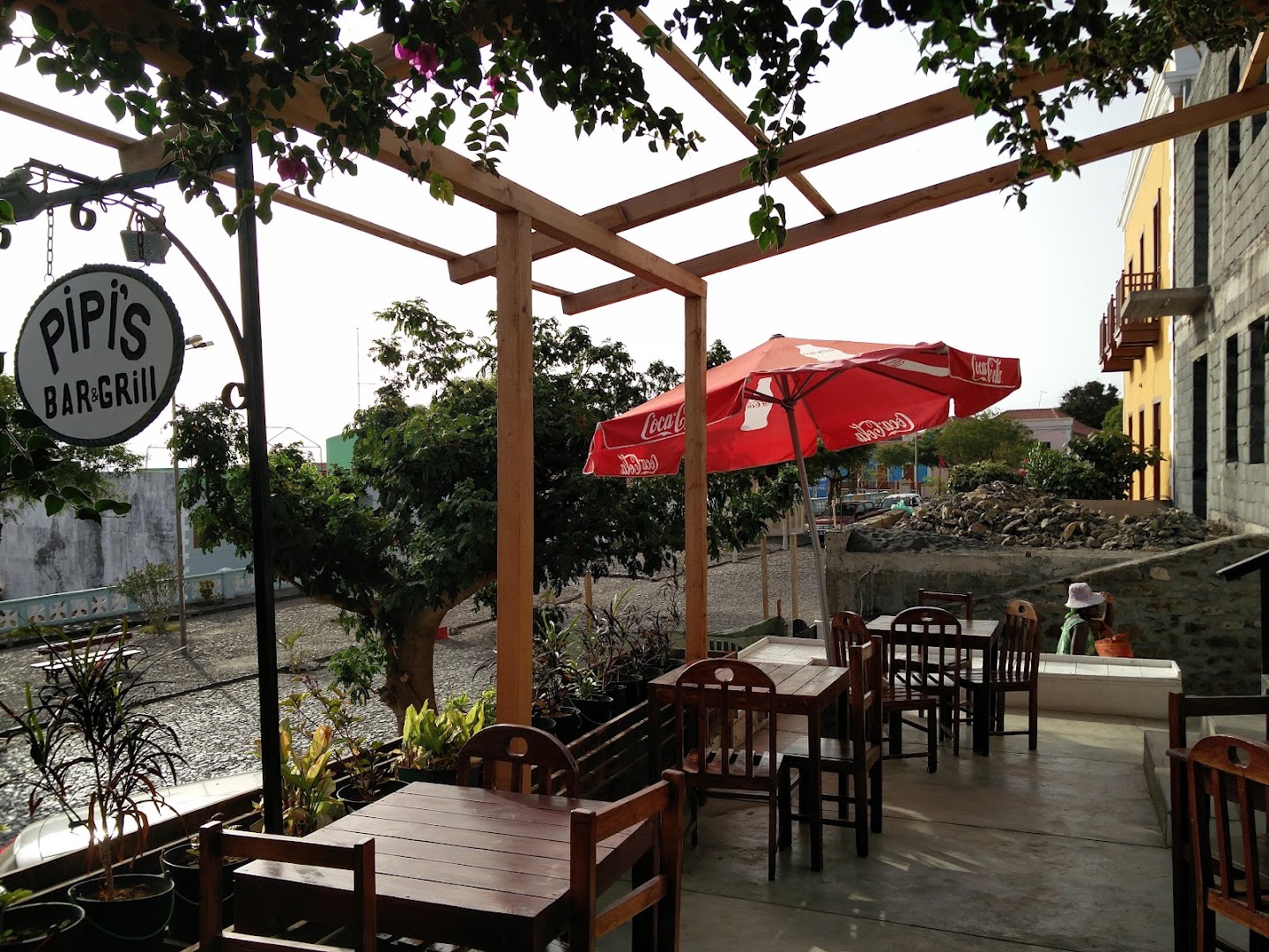 Pipi's Bar & Grill: inviting outdoor dining area photo