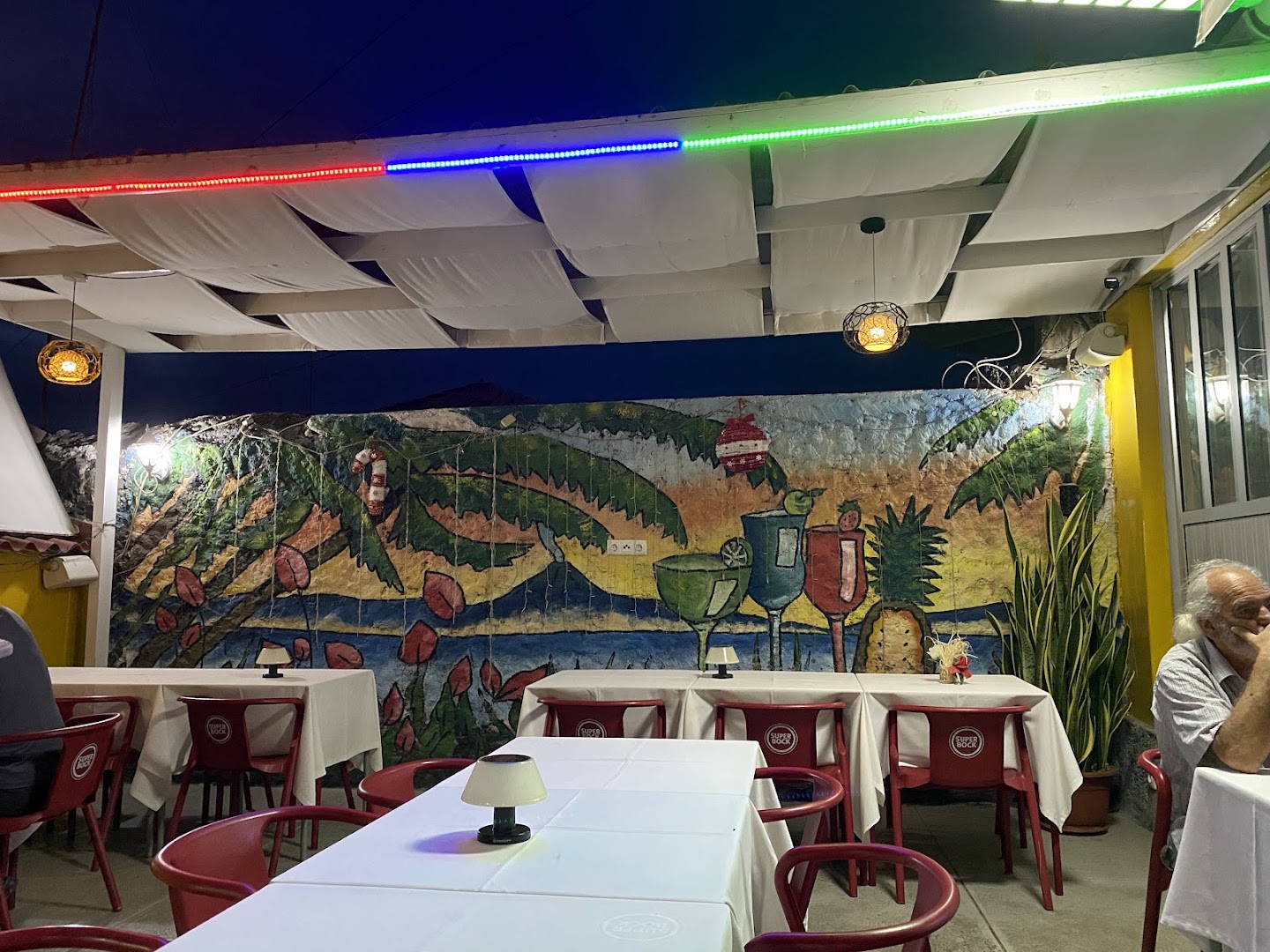 Tropical Club-Restaurante: inviting and clear restaurant atmosphere