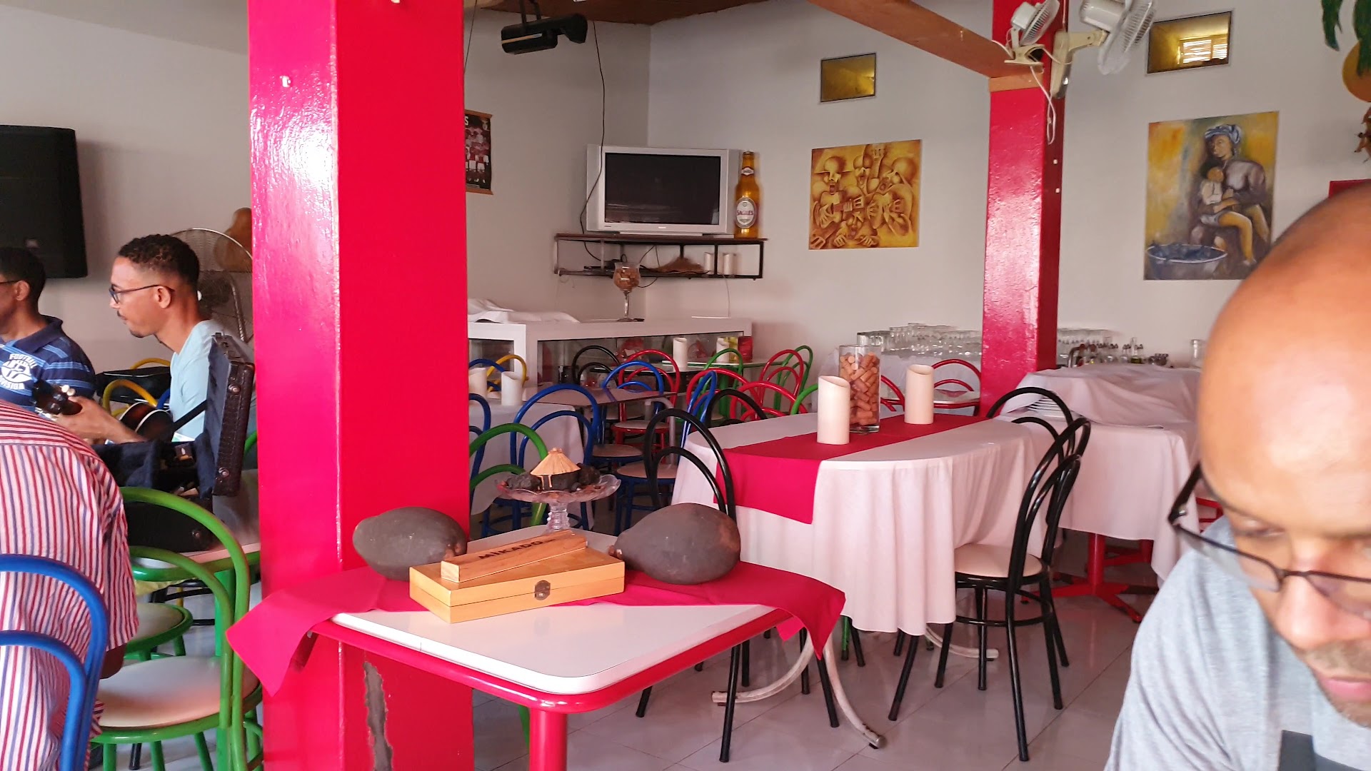 Tropical Club-Restaurante: clear view of restaurant interior