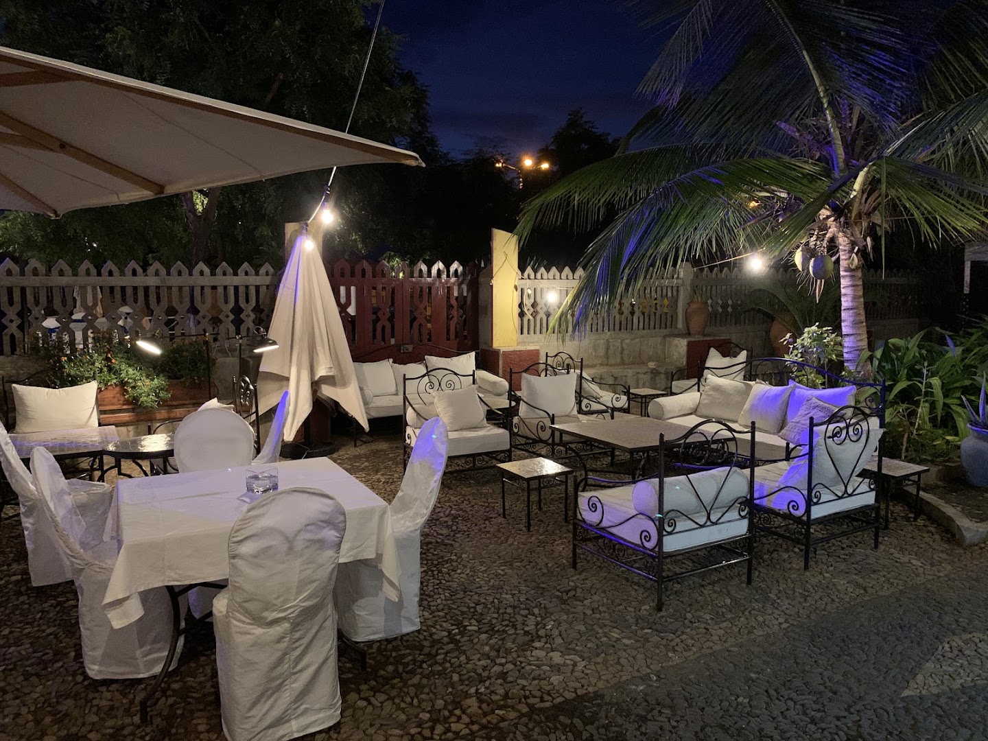 Zebra Corner Tapas Lounge: inviting outdoor lounge atmosphere