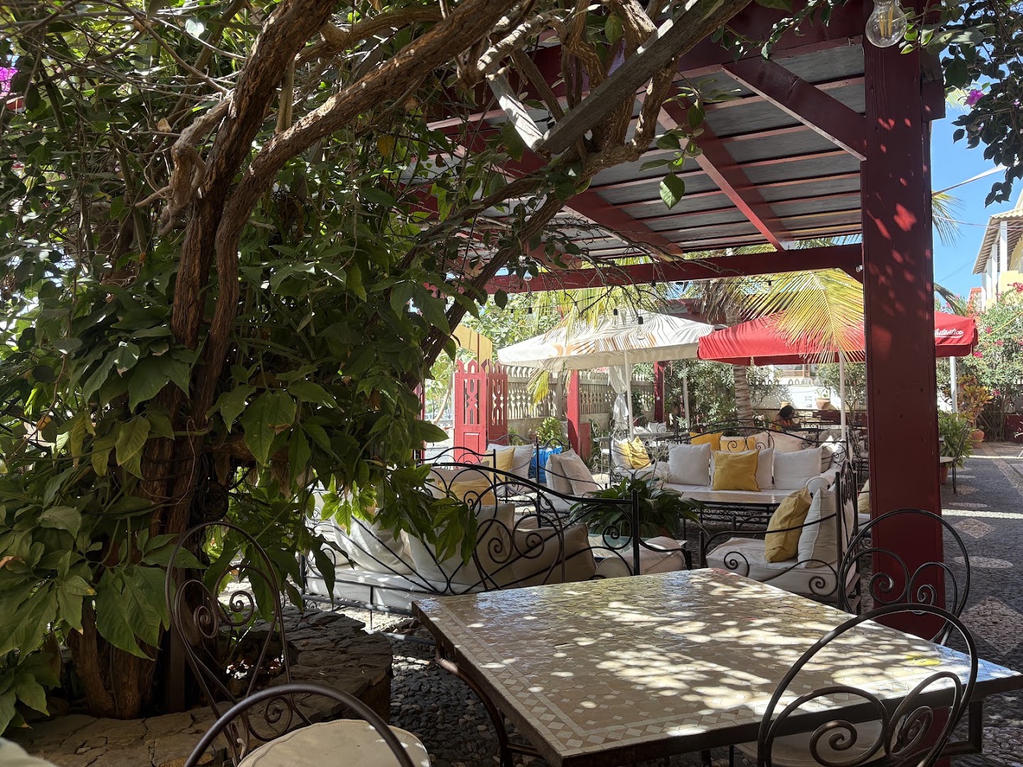 Zebra Corner Tapas Lounge: inviting and pleasant outdoor terrace