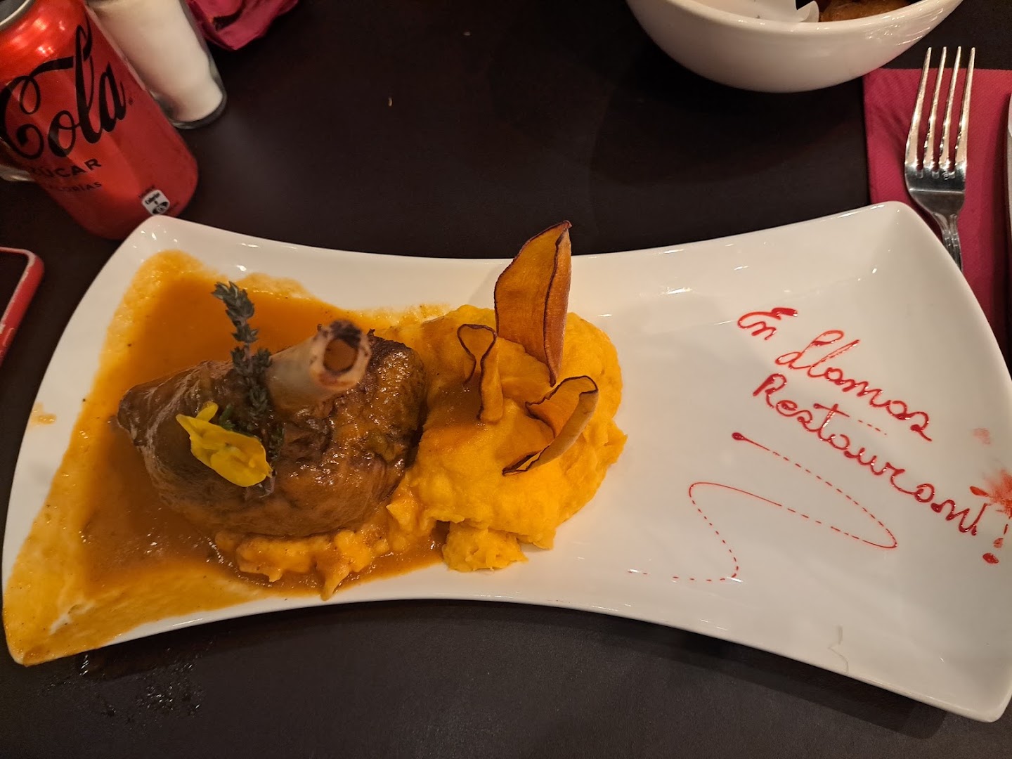 En Llamas Restaurant: appetizing food presentation with branding