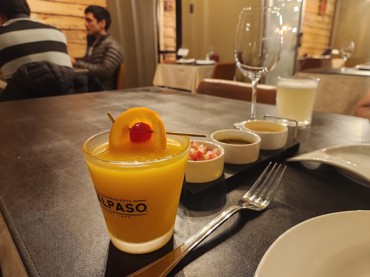En Llamas Restaurant: appetizing food and drink presentation